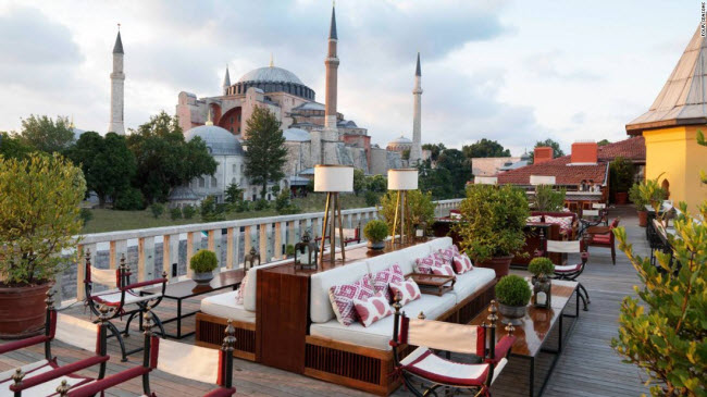 Khách sạn Four Seasons có hướng nhìn tuyệt đẹp ra Hagia Sofia và nhà thờ Blue tại khu phố lịch sử Sultanahmet thuộc&nbsp;thành phố Istanbul.