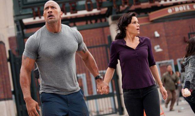 Thủ vai vợ cũ của nhân viên cứu hộ Ray &#40;Dwayne Johnson thủ vai&#41; trong phim Vết nứt San Andreas &#40;2015&#41;, nữ diễn viên Carla Gugino dù không có “dịp” khoe những đường cong quyến rũ, song vẫn được đánh giá là 1 trong số những “người tình màn ảnh” sexy bậc nhất của Dwayne Johnson.