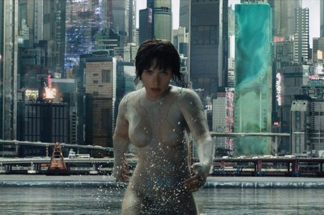 Scarlett Johansson trong phim&nbsp;Ghost In The Shell được thiết kế một bộ trang phục xuyên thấu.