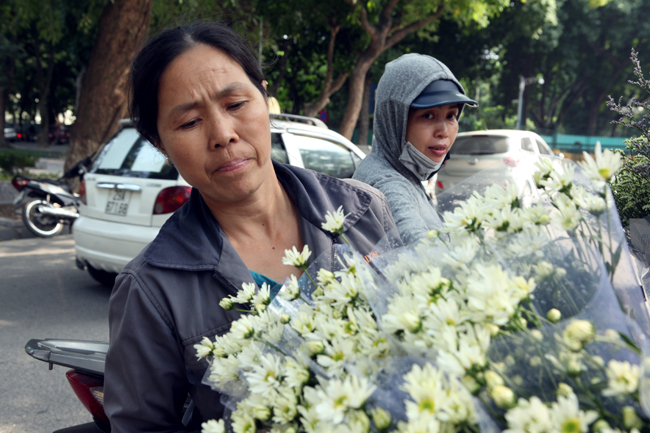 &nbsp;Những người bán hàng hoa rong tất bật từ sáng sớm đến tối mịt, đem những cánh hoa mỏng manh, trắng muốt khắp phố phường.