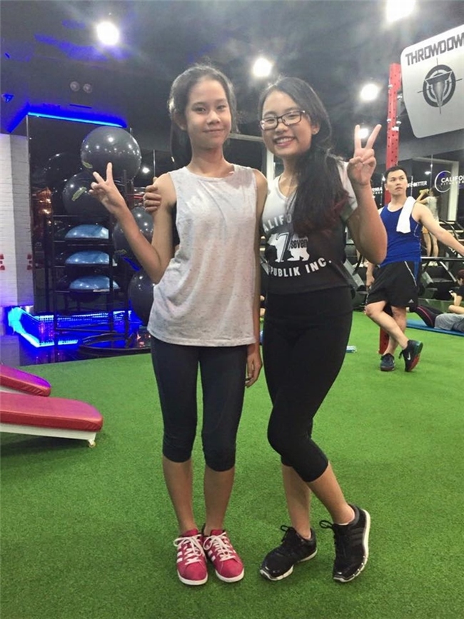 Đứng cạnh một người bạn hơn tuổi trong phòng gym, Phương Mỹ Chi chẳng hề thua kém về chiều cao và sắc vóc.