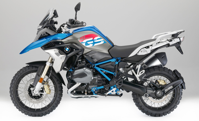 BMW Motorrad vừa thêm vào dòng GS phiên bản mới, chiếc BMW R 1200 GS 2017 với nhiều cải tiến chắc chắn sẽ hấp dẫn các phượt thủ và dân du lịch bụi.