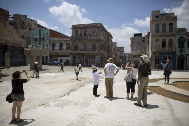 Sự kiện Havana Biennial được tổ chức hai năm một lần, thu hút rất đông nghệ sĩ và người quản lý bảo tàng từ khắp nơi trên thế giới. Một trong hoạt động chính của sự kiện này là tham quan thành phố.