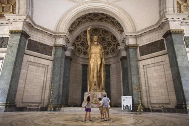 Bức tượng La Estatua de la República được đúc bằng đồng và mạ vàng bên trong tòa nhà El Capitolio.