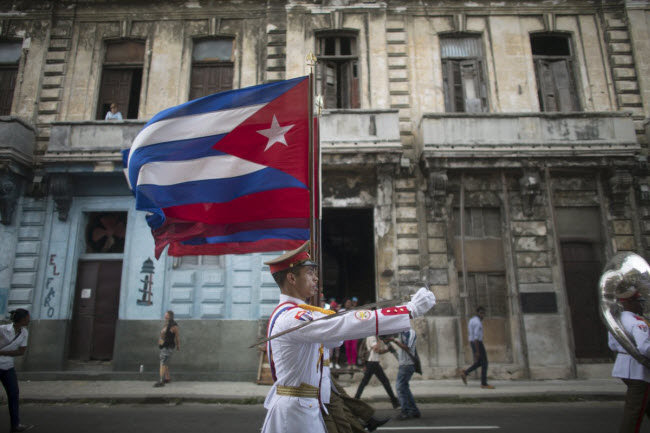 Các binh sĩ Cuba dẫn đầu một buổi lễ tưởng nhớ những sinh viên thiệt mạng trong cuộc chiến chống lại chế độ thực dân Tây Ban Nha.