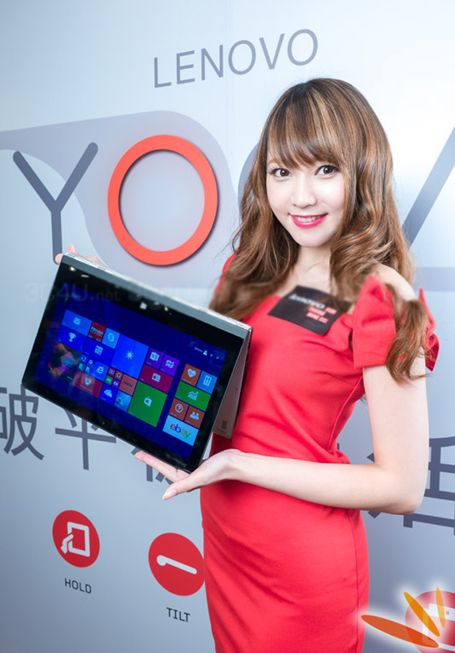 Bên chiếc Lenovo YOGA Tablet, dàn mỹ nữ tự tin tạo dáng.