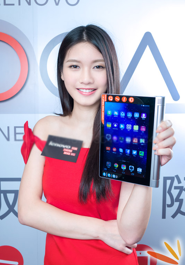 Bên chiếc Lenovo YOGA Tablet, dàn mỹ nữ tự tin tạo dáng.