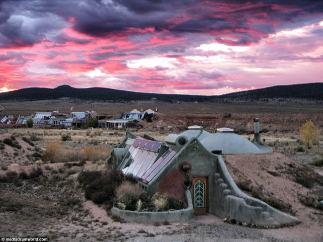 Công ty Earthship Biotecture đã xây dựng những ngôi nhà kỳ dị nhưng có khả năng bảo vệ con người khỏi thảm họa thiên nhiên hay quân sự, tại bang New Mexico, Mỹ.