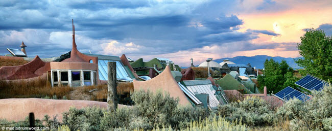 Sản phẩm chống ngày tận thế của công ty Earthship Biotecture được lấy ý tưởng của nhà thiết kế Michael Reynolds, 69 tuổi. &nbsp;Ông bắt đầu thí nghiệm xây dựng các ngôi nhà từ vật liệu tái chế từ đầu những năm 1970.