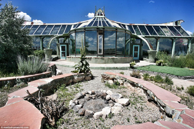 Công ty Earthship Biotecture tin rằng các ngôi nhà của họ có thể giúp giảm nhẹ biến đổi khí hậu, nếu chúng được xây dựng với quy mô lớn.