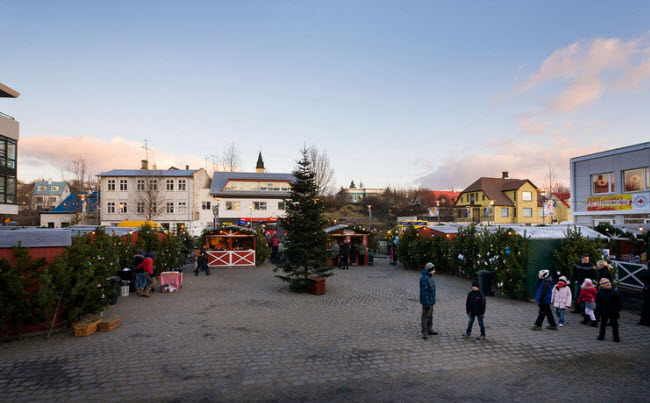 Thời gian ban ngày tại thành phố Reykjavík ở Iceland chỉ kéo dài khoảng 4 giờ trong những tháng mùa đông. Điều này giúp du khách có nhiều cơ hội chiêm ngưỡng ánh sáng bắc cực quang huyền ảo ở đây.