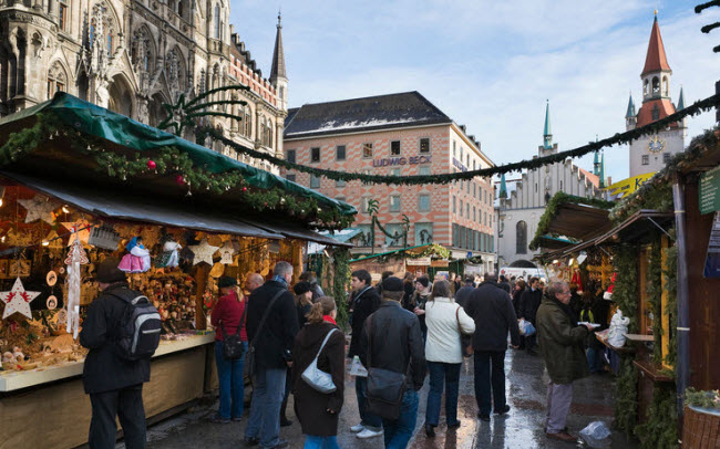 Không khí Giáng Sinh tràn ngập thành phố Munich ở Đức với một cây thông khổng lồ tại quảng trường và hàng chục khu chợ thu hút rất đông du khách. Rượu vang và kẹo gừng cũng được phục vụ trên tàu điện vào dịp lễ này.