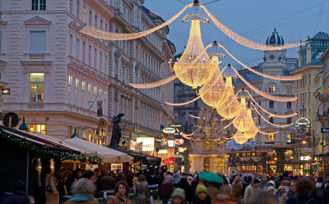 Những người hoài niệm nên tới thành phố Vienna ở Áo để trải nghiệm không khí Noel theo phong cách truyền thống. Thành phố có 3&nbsp;khu chợ Giáng Sinh ngoài trời và đường phố được trang hoàng bằng ánh sáng đèn màu.