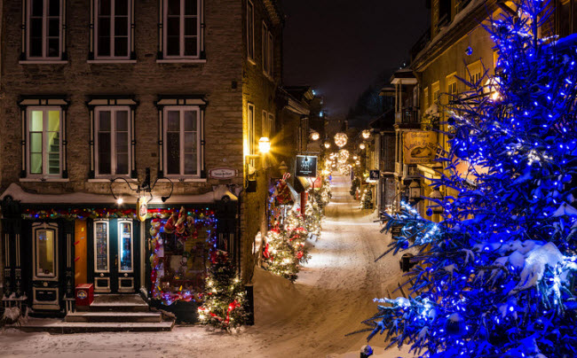 Thành phố Quebec ở Canada trông như một địa điểm ở châu Âu vào dịp Giáng Sinh, với những ngôi nhà bằng đá từ thế kỷ thứ 16 và đường phố phủ đầy tuyết. Không khí nghỉ lễ vui vẻ và nhiều món ăn ngon giúp mọi người quên đi mùa đông lạnh giá.