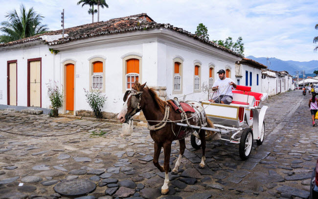 Không khí Giáng Sinh không nhộn nhịp như châu Âu, nhưng thị trấn Paraty ở Brazil gây ấn tượng với những công trình kiến trúc cổ theo phong cách Bồ Đào Nha, văn hóa đa dạng và những bãi biển tuyệt đẹp.