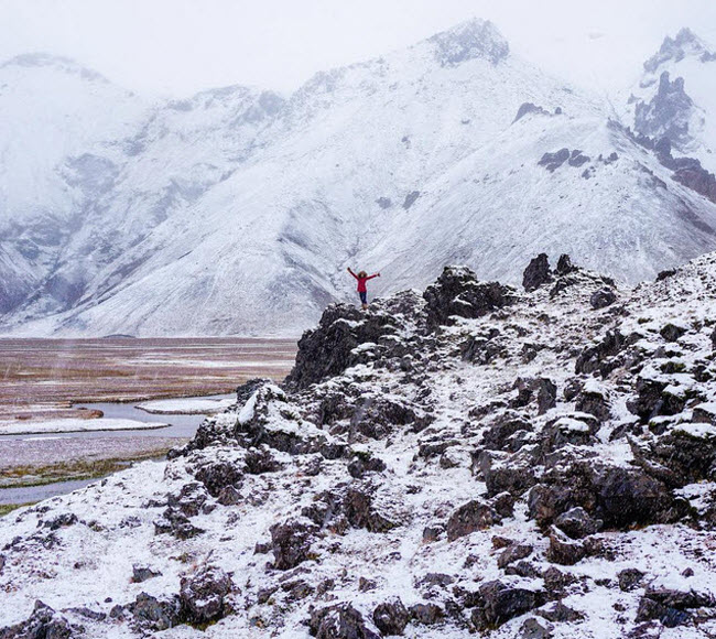 Addis một mình đứng giữa núi non hùng vĩ ở Landmannalaugar, Iceland.