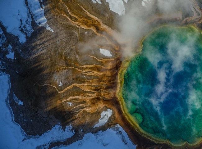 Màu nước ở Grand Prismatic Spring, Yellowstone &#40;Mỹ&#41; do vi khuẩn sinh sống bên dưới tạo thành.