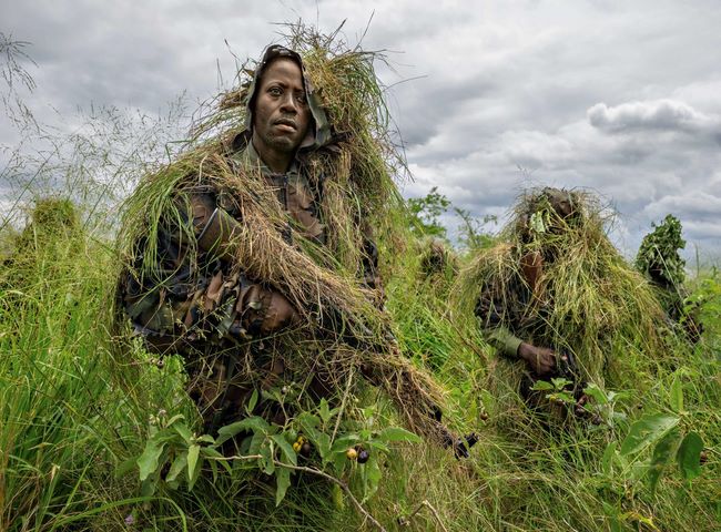 Kiểm lâm công viên Virunga, cộng hòa Congo ngụy trang và rèn luyện khả năng du kích để tránh sự tấn công từ các nhóm vũ trang.