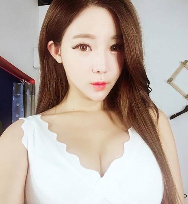 Cô nàng thường xuyên selfie và live stream trên trang cá nhân.