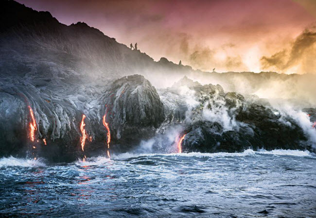 Những dòng dung nham nóng chảy xuống biển trong vườn quốc gia Núi lửa ở Hawaii. Ảnh: Andrew Richard-Hara