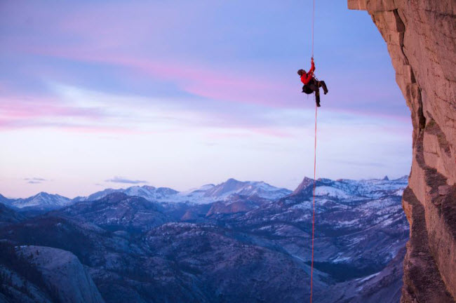 Chuyên gia leo núi và nhiếp ảnh gia Jimmy Chin treo lên ngọn núi Half Dome trong vườn quốc gia Yosemite ở bang California, Mỹ. Ảnh: Mikey Schaefer