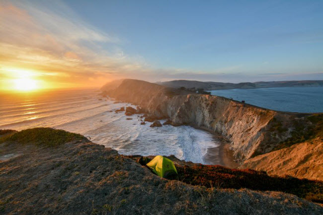 Khung cảnh ngoạn mục nhìn từ vách núi Chimney Rock ở bang California, Mỹ. Ảnh: Bachir Badaoui