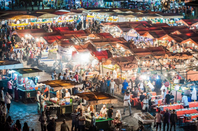 Ánh sáng lung linh trên những quầy hàng bán đồ ăn tại khu chợ đêm Jemaa el Fna ở Marrakech, Ma-rốc. Ảnh: Lutz Jaekel