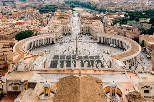 Du khách đi qua quảng trường St. Peter&#39;s tại thành phố Vatican. Ảnh: Getty Images