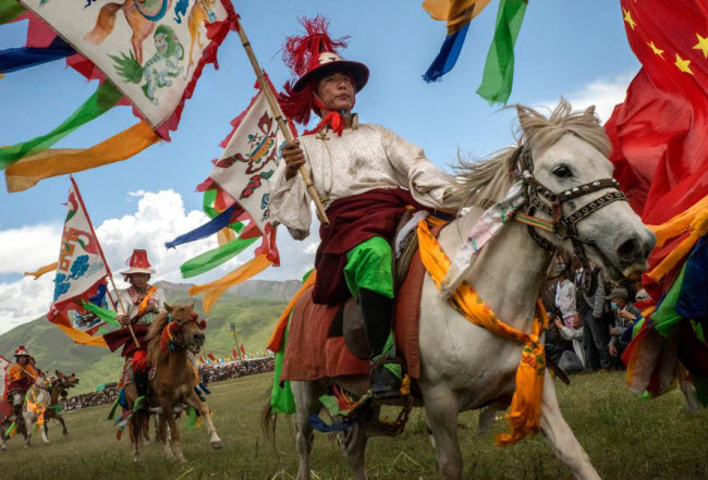 Lễ hội cưỡi ngựa Yushu được tổ chức vào mùa hè hàng năm tại Khu tự trị Yushu ở tỉnh Thanh Hải, Trung Quốc. Ảnh: Gilles Sabrie