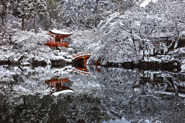 Một ngôi đền ở Kyoto, Nhật Bản, ẩn dưới tuyết.