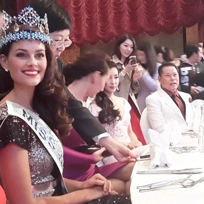 Hoa hậu Thế giới người Nam Phi Rolene Strauss từng &#34;chạm trán&#34; với tỷ phú Hoàng Kiều trong một bữa tiệc đình đám tại tại Quảng Châu, Trung Quốc, khi cô vừa đăng quang ngôi vị sắc đẹp này. Tỷ phú người Mỹ gốc Việt rất có hứng thú với những cuộc thi sắc đẹp và những người đẹp trên toàn cầu.