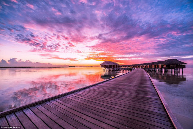 Khung cảnh hoàng hôn tuyệt đẹp trên một hồ lớn tại đảo quốc Maldives.