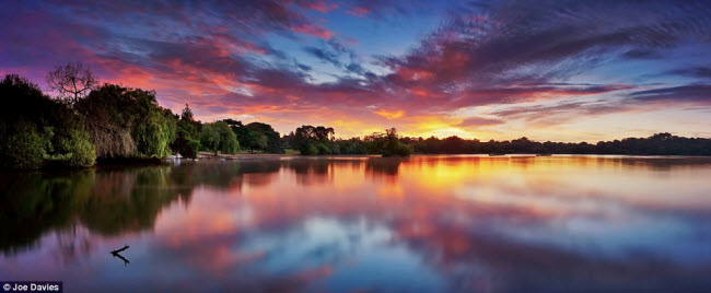 Bình minh&nbsp;trên mặt hồ Petersfield phẳng lặng ở Đông Hampshire, Anh.