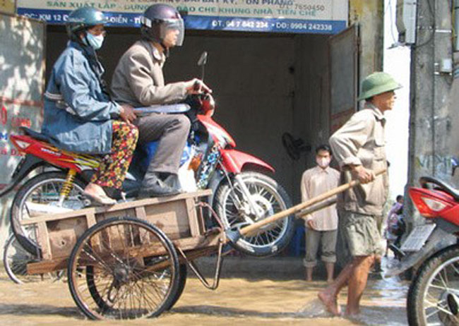 Đi nhanh lên bác &#34;tài&#34;, em muộn giờ mất.