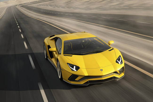 Lamborghini Aventador S LP740-4 sở hữu thân vỏ khí động học hơn, thiết kế hầm hố hơn. Để ý kỹ thì trên cản va trước của Aventador S có bộ chia gió gân guốc hơn với nhiệm vụ truyền dẫn luồng không khí để tăng cường khả năng làm mát cho xe.