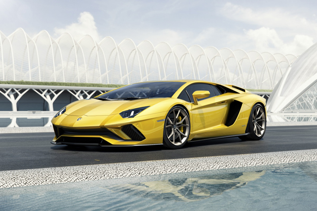 Theo đội ngũ thiết kế tại Lamborghini Centro Stile, nhờ những thay đổi tập trung vào tính khí động học này, Lamborghini Aventador S LP740-4 sở hữu lực ép xuống mặt đường tăng 130% ở cầu trước so với phiên bản thường. Trong khi đó, lực ép xuống mặt đường ở đuôi xe tăng 50% nếu cánh gió vào vị trí tối ưu hóa. Khi cánh gió ở chế độ Low Drag, lực ép xuống mặt đường thậm chí còn tăng 400%.