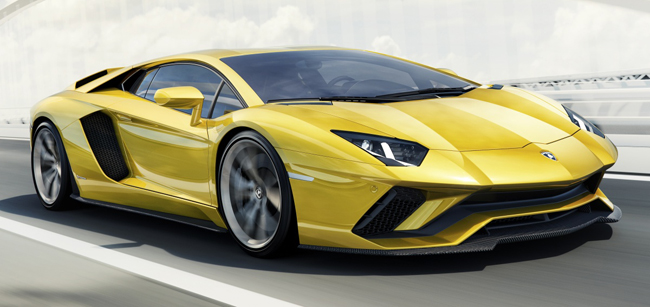 Bên trong khoang lái của Lamborghini Aventador S LP740-4 có cụm đồng hồ kỹ thuật số mới, màn hình màu TFT mới bổ sung vào cabin. Bố cục của cụm đồng hồ sẽ thay đổi theo từng chế độ lái khác nhau. Ngoài ra, Lamborghini Aventador S LP740-4 còn hỗ trợ ứng dụng Apple CarPlay để kết nối với điện thoại thông minh.