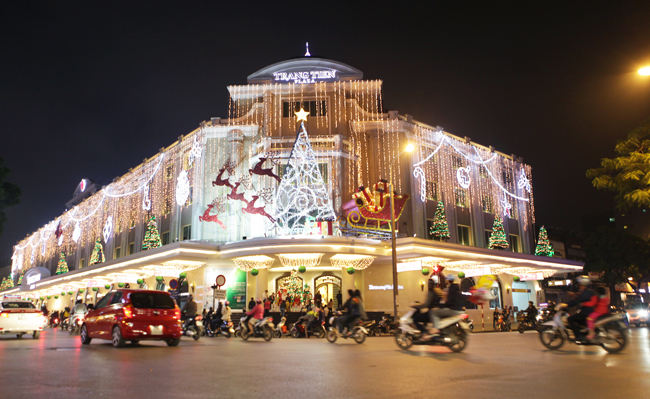 Hai cây thông Noel trên nóc hai sảnh là điểm nhấn thu hút người dân&nbsp;cũng như du khách trong mùa Giáng sinh.