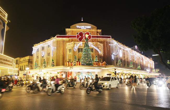 Tràng tiền Plaza &#40;quận Hoàn Kiếm&#41; phủ kín hai mặt tiền đèn trang trí.&nbsp;