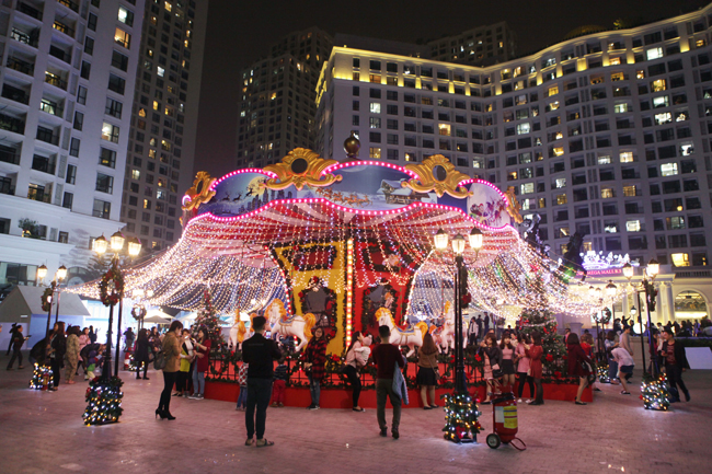 Trung tâm Royal City &#40;quận Thanh Xuân&#41; thu hút khá đông người dân đến vui chơi trong dịp Noel, với nhiều trò chơi hấp hẫn và các tiểu cảnh trang trí bắt mắt.