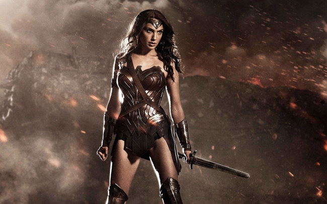 Hình ảnh nữ chiến binh gợi cảm Wonder Woman của Gal Gadot trong Batman v Superman: Dawn of Justice khiến phái mày râu mê mẩn. Không chỉ sexy, mạnh mẽ, cô còn sở hữu khả&nbsp; năng chiến đấu vô cùng đáng gờm.