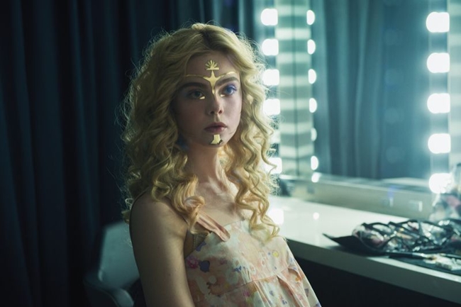 Elle Fanning khơi gợi nhiều cảm xúc cho người xem với vai Jesse trong The Neon Demon.