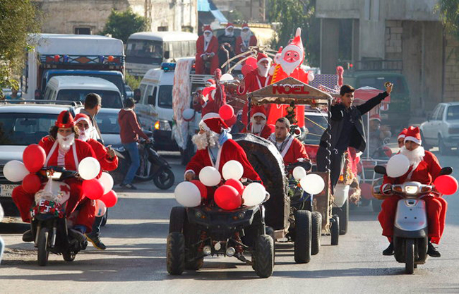 Wow, ông già Noel có xe chở quà mới.