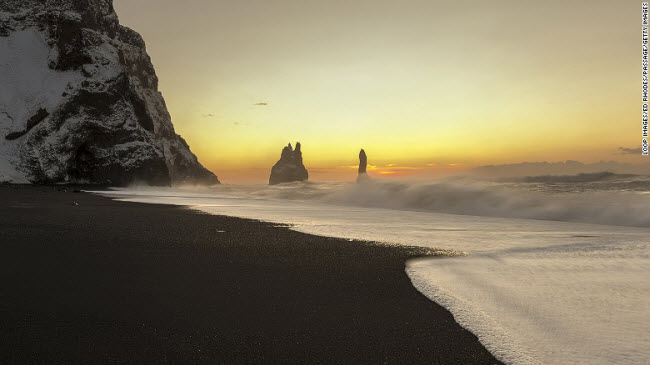 Bãi biển cát đen ở Reynisfjara, Iceland, đã xuất hiện như bối cảnh của hành tinh Eadu trong phần “Ngoại truyện”.