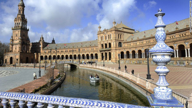 Cung điện hoàng gia Theed, quảng trường Espana, Seville, Tây Ban Nha là bối cảnh cung điện của Padme và Anakin trong phần “Sự xâm lăng của người Vô tính” và “Bóng ma đe dọa”.