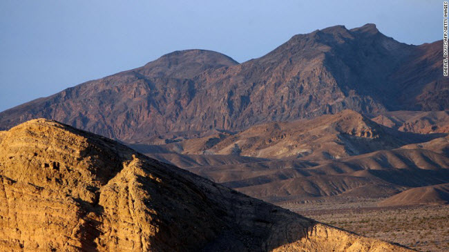 Thung lũng chết tại bang California và Nevada &#40;Mỹ&#41; là nơi diễn ra các cuộc chạm trán giữa Luke Skywalker và Người Cát trên hành tinh Tatooine trong phần “Niềm hy vọng mới”. Người hâm mộ có thể thực hiện những cuộc đi bộ đường dài và khám phá những địa điểm mà bộ phim được quay ở sa mạc này.