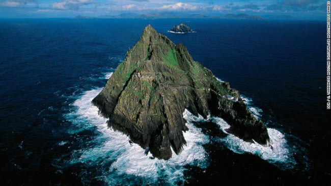 Ngôi đền Jedi trong phần “Thần lực thức tỉnh” được quay ở tu viện trên đảo Skellig Michael, Ireland. Tu viện được xây dựng từ thế kỳ thứ 7 này nằm ở ngoài khơi nên ít du khách biết đến.