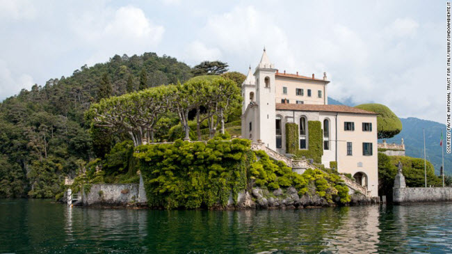 Nằm bên hồ nước lãng mạn Como ở Lenno, Italia, biệt thự Villa del Balbianello là nơi diễn ra cuộc hôn nhân bị cấm đoán của hai nhân vật Anakin Skywalker và Padme Amidala trong phần “Cuộc tấn công của người vô tính”.