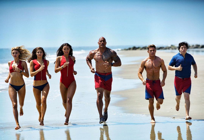 Baywatch &#40;2017&#41; sẽ ra mắt vào tháng 5 năm sau, tuy nhiên ngay ở thời điểm này, những hình ảnh rò rỉ đã tiết lộ những màn “khoe thân” cực hot của dàn nam chính.