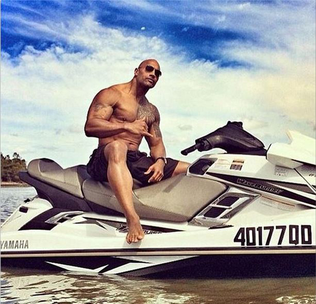 Thân hình to lớn, khổng lồ của cựu sao WWE Dwayne Johnson khiến bất cứ cô nàng nào tới rạp phim cũng phải trầm trồ.